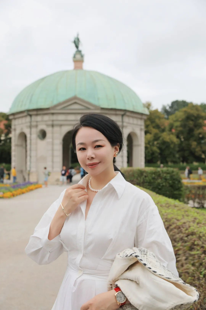 无论在哪种光线下，光泽度和品质都很好，有着非常难得的珠光，以及美丽的伴彩，摄人心魄。