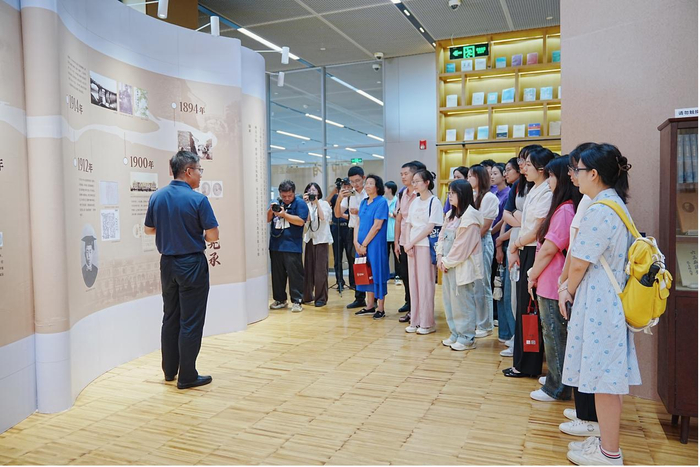 与会嘉宾观众在华东师大教育学部荀渊教授的讲解下参观了展览