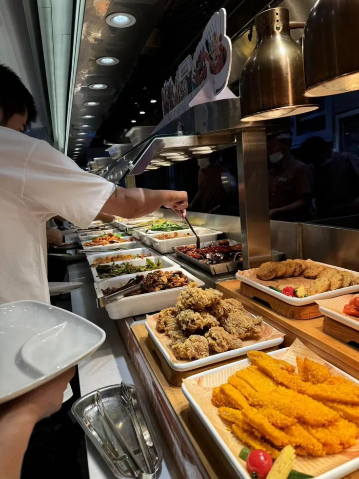 ▲夹菜时，人们的心理活动是复杂的。（图/顺顺）