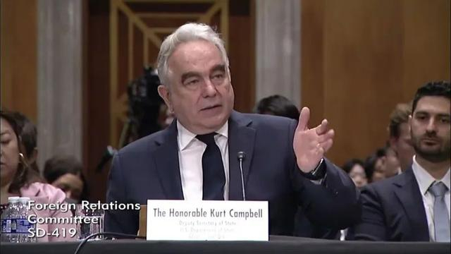 当地时间7月30日，坎贝尔出席听证会。视频截图 