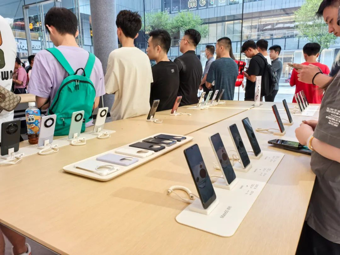 排队购买华为MateXT非凡大师的人群。秦枭/摄影