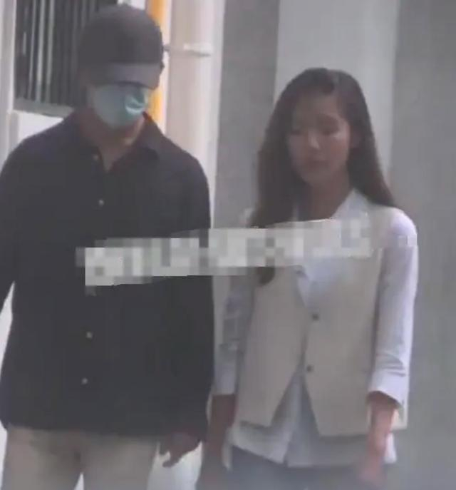 当晚，他在微博晒出“你拍了拍'女朋友'”的截图大方认爱。随后，黄轩通过工作人员表示，女方是圈外人，希望不要打扰到她。 