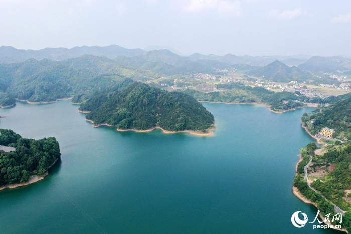 江西省萍乡市上栗县赤山镇的枫林水库山水相连,波光涟