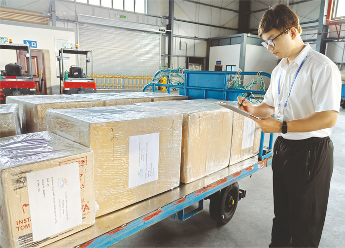     工作人员在对来自曼谷的货物进行登记检查。 （李燕 摄）