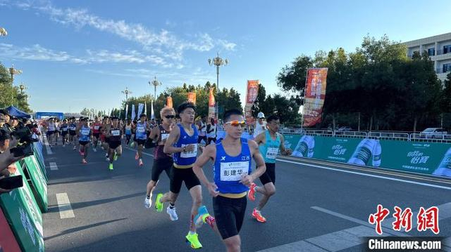图为选手们冲出起跑点。陈康 摄