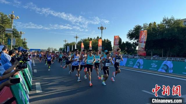 图为选手们冲出起跑点。陈康 摄