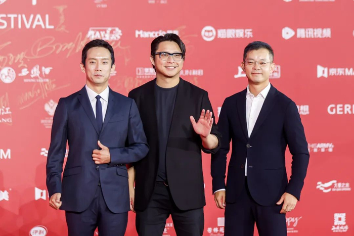 制片人钱重远（左）、导演柯汶利（中）
