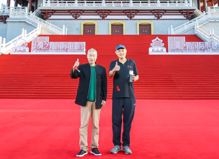演员刘佩琦（左），导演赵宁宇（右）