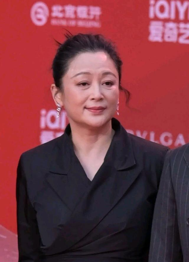 55岁陈红一点不老!穿抹胸裙身材少女,看陈凯歌表情就知有多满意