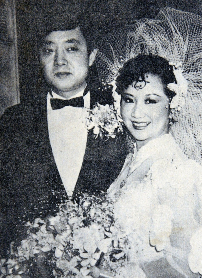 薛家燕的前夫石保庆是美国饮食商人,结婚之后薛家燕干脆放弃了演艺