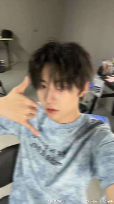 @TF家族-张子墨 心心念念的马赛克版照片终于发出来啦|特效|金发_新浪新闻