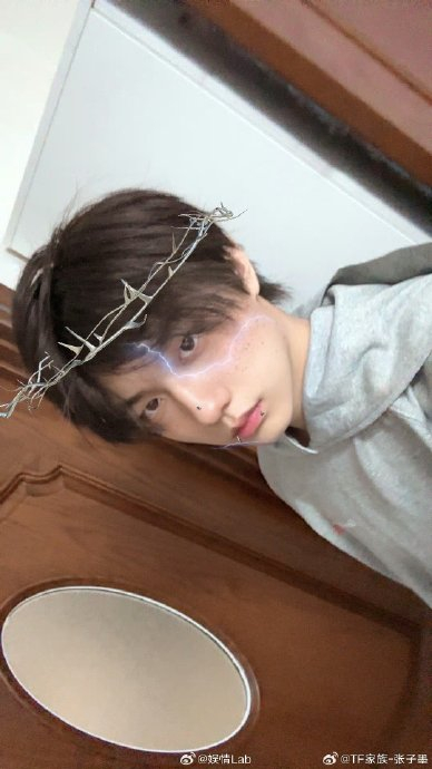 @TF家族-张子墨 心心念念的马赛克版照片终于发出来啦|特效|金发_新浪新闻
