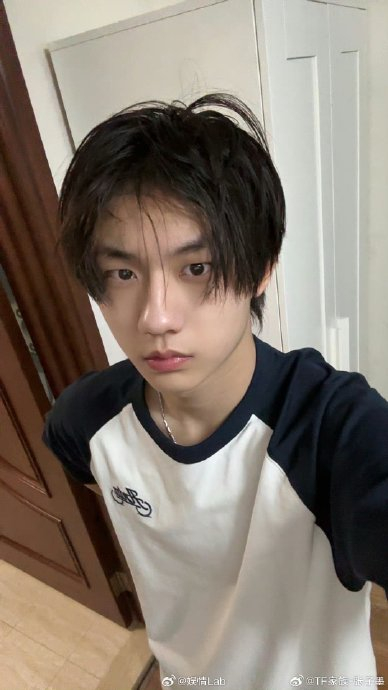 @TF家族-张子墨 心心念念的马赛克版照片终于发出来啦|特效|金发_新浪新闻