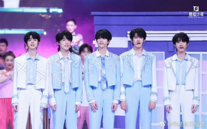 登陆少年组合首秀大湾区,青春活力闪耀舞台|TOP登陆少年|张泽禹|朱志鑫|苏新皓|左航_新浪新闻