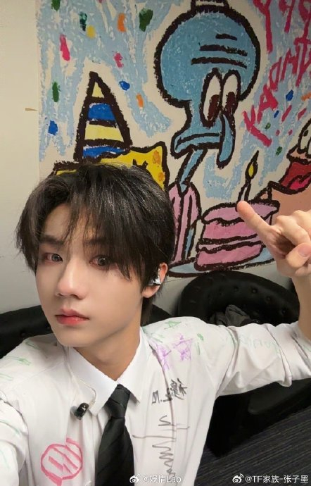 @TF家族-张子墨 心心念念的马赛克版照片终于发出来啦|特效|金发_新浪新闻
