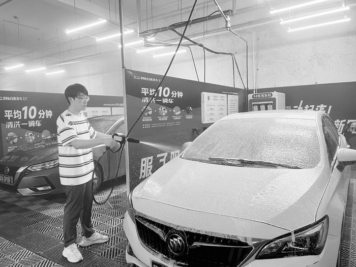 　　▲图为市民在进行自助洗车。