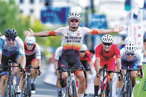             选手们冲过终点  本版图片  本报记者  李铭珅  摄          