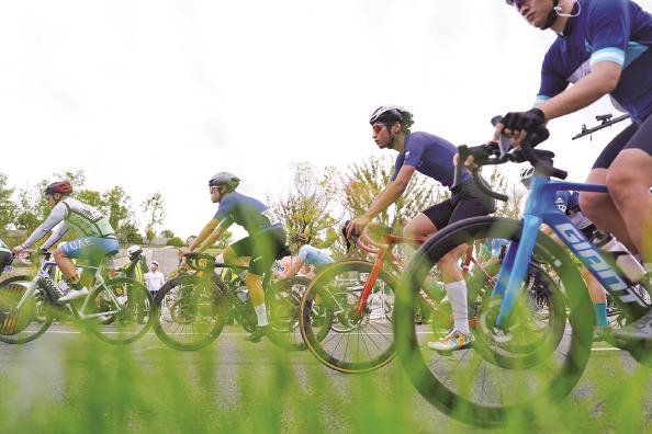             骑行爱好者畅行在滴水湖畔          