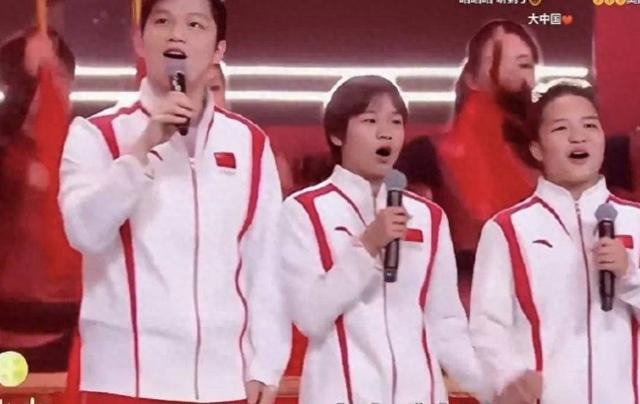 奥运健儿们在台上表演。网络截图