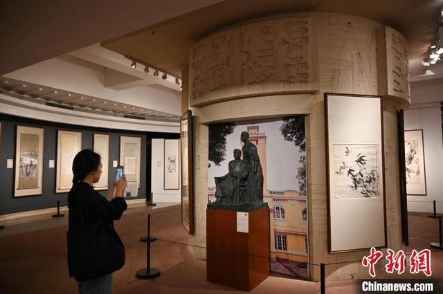 9月23日，媒体记者在广州人民艺术中心的广州市文联典藏作品展参观拍摄。中新社记者 陈楚红 摄