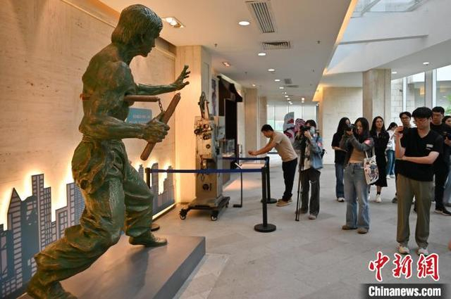 9月23日，媒体记者在广州人民艺术中心参观拍摄。中新社记者 陈楚红 摄