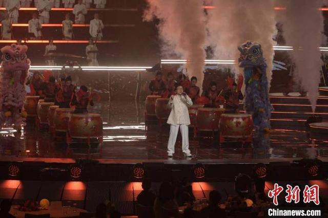 图为成龙在晚会演唱《男儿当自强》。