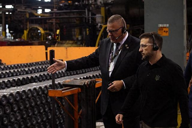 当地时间2024年9月22日，美国宾夕法尼亚州斯克兰顿，乌克兰总统泽连斯基访问当地一家弹药兵工厂。视觉中国 图