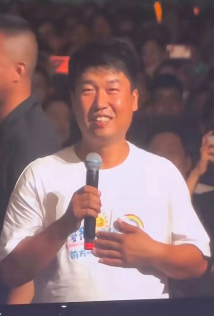 9月20日，上海，柳忠鹏及家人受邀参加任贤齐演唱会。　图/柳忠鹏个人账号