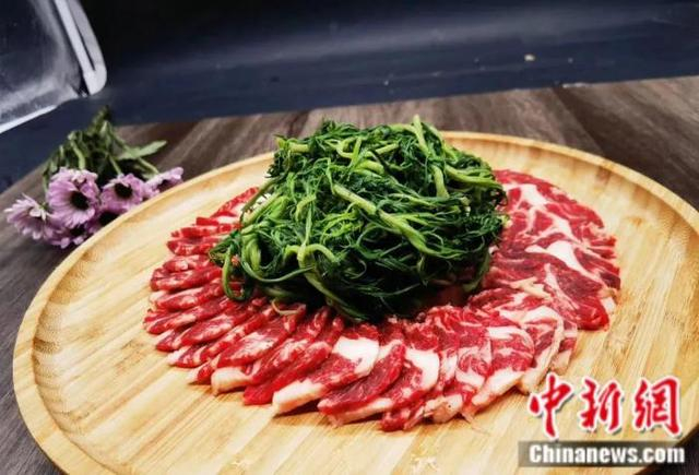 梅里斯特色柳蒿芽拌大片肉。梅里斯区委宣传部、梅里斯区融媒体中心供图