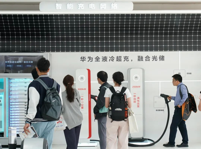 4月30日，在北京车展上，观众在华为展区参观智能充电网络。张晨霖摄（新华社）