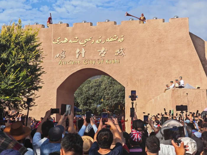 游客观看喀什古城开城仪式表演 苟立锋 摄