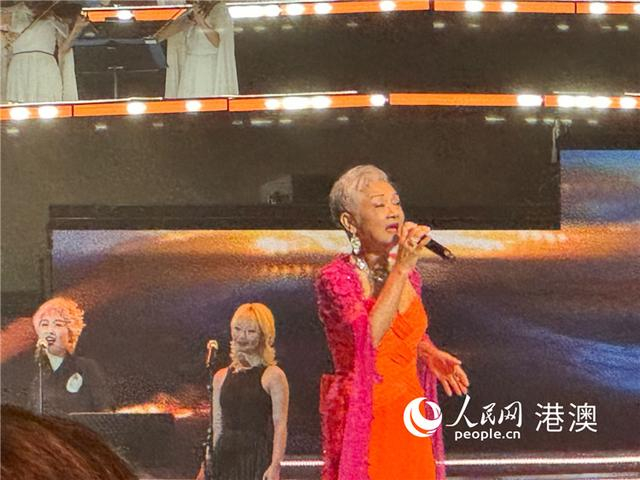 叶丽仪再度唱响《上海滩》的激情岁月。人民网记者 富子梅摄