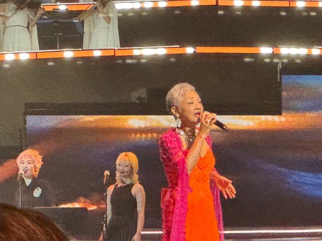 图为叶丽仪再度唱响《上海滩》的激情岁月。（记者富子梅摄）