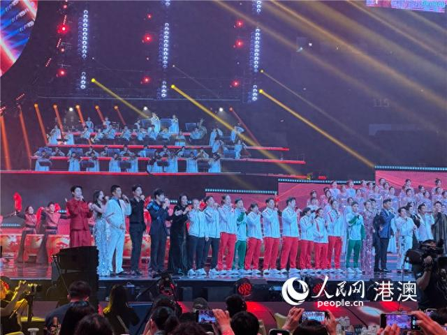 晚会开场奥运健儿与歌手们同唱《大中国》。人民网记者 富子梅摄