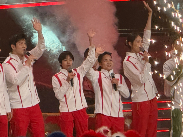 图为巴黎奥运会冠军们登台，燃爆全场。（记者富子梅摄）