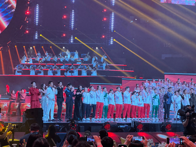 图为晚会开场奥运健儿与歌手们同唱《大中国》。记者富子梅摄