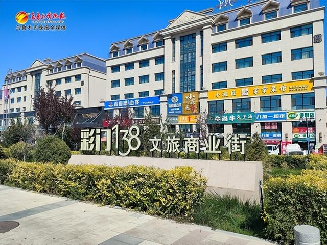 　　“彩门138文旅商业街”一角。记者唐红梅 通讯员白成孝摄