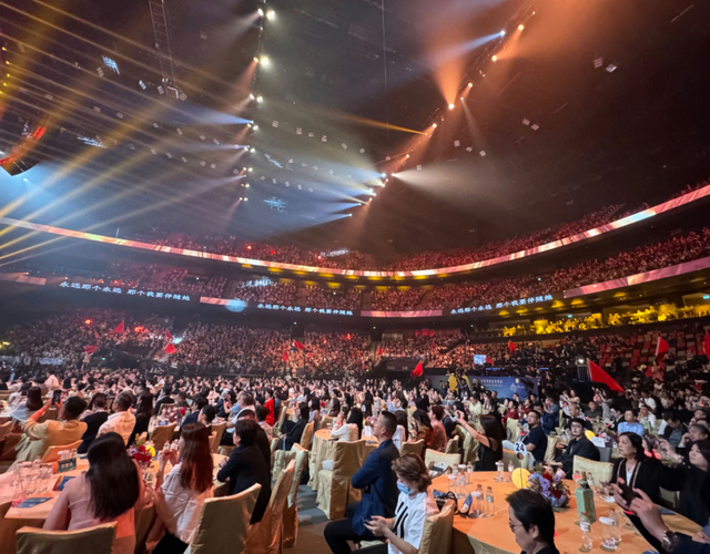 图为演出现场观众座无虚席。（记者富子梅摄）