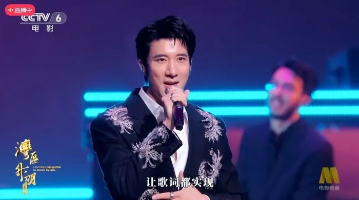 22日，王力宏在晚会上献唱。央视直播截图