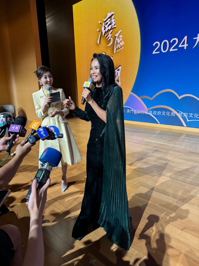 图为歌手韦唯接受采访表示，“双庆”之际登台献演意义非凡。（记者富子梅摄）