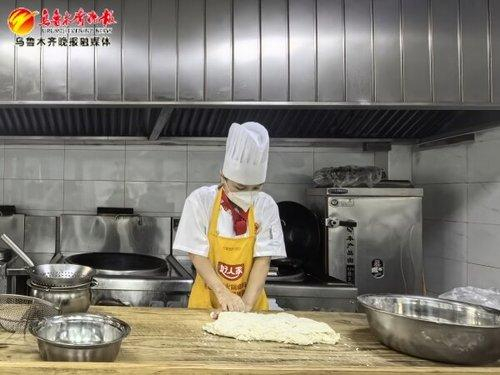 　　9月21日，在春风巷小区老年人食堂，厨师正在揉面。记者王媛媛摄