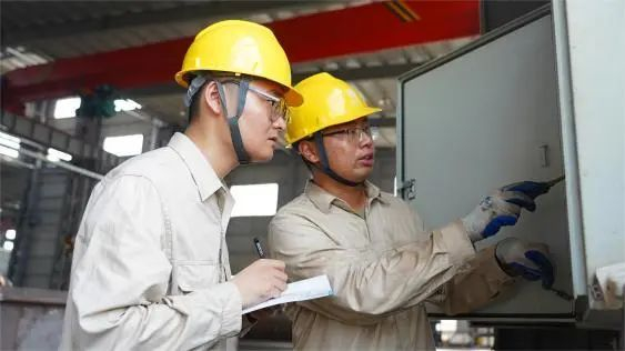 国网泰州市姜堰区供电公司工作人员为厂区用电设备进行检查