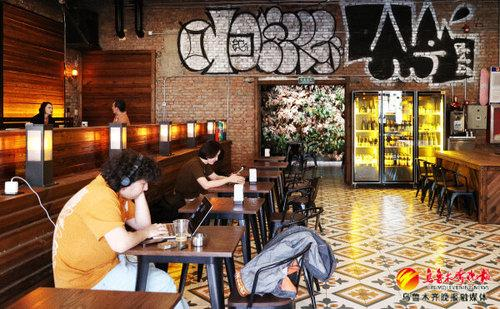 　　397文创园内工业风装饰的一家咖啡店（9月22日摄）。记者迪丽娜尔·加力肯摄