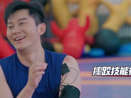 李晨撕名牌技能再度提升