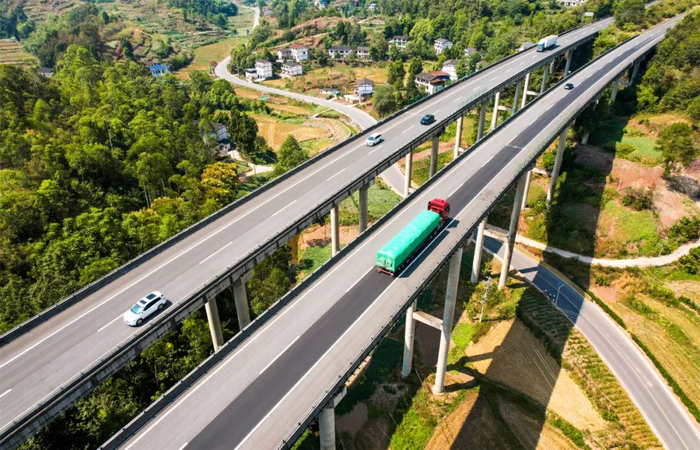 G50沪渝高速垫江县杠家镇段 龚长浩 摄