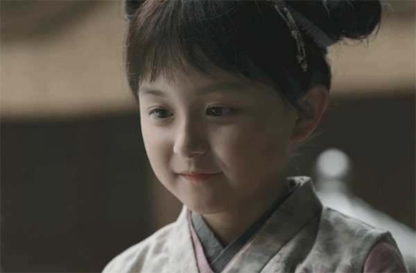 她2岁出道成全球最年轻美女,9岁和周杰伦上春晚,今15岁大变样