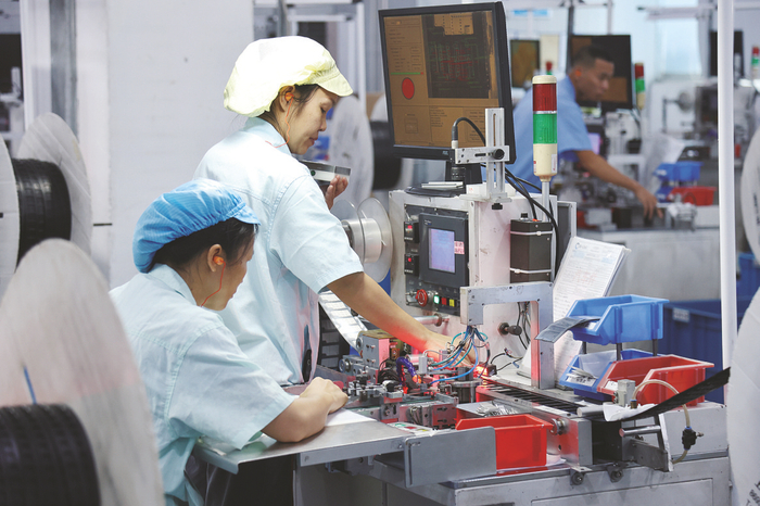     ▲南宁贝联特种金属制品有限公司依托广西—东盟经开区区位优势开拓东盟市场。图为工人在生产车间忙碌。