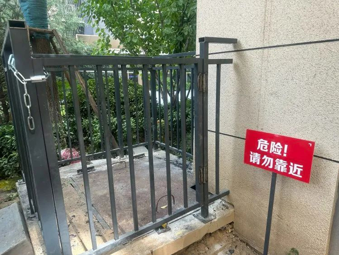▲物业临时加装了护栏。图源上游新闻