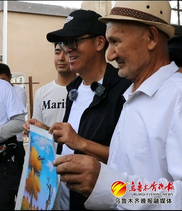　　在墨玉县，农民画家现场用桑皮纸创作胡杨画作，并将其赠予了俞敏洪。墨玉县融媒体中心供图