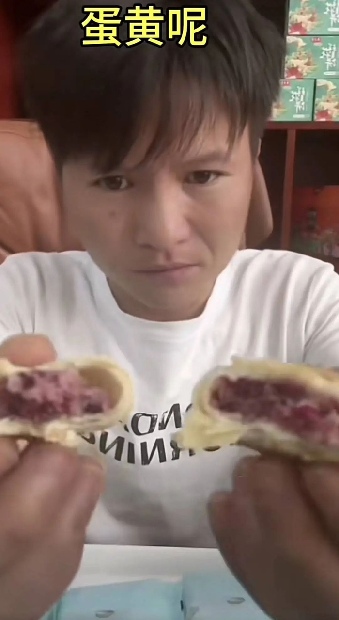 “上拉如”曾经直播卖鲜花饼。网络截图